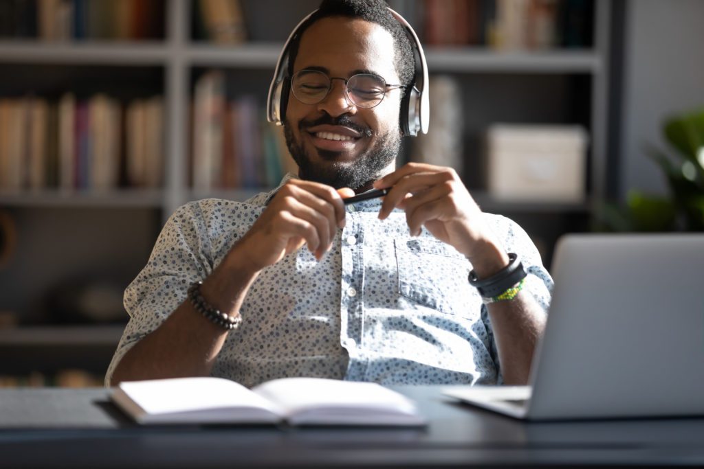 homme assis souriant ordinateur