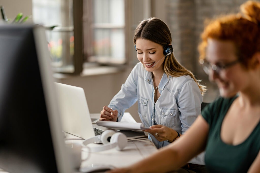 femme souriante équipe relation cliente
