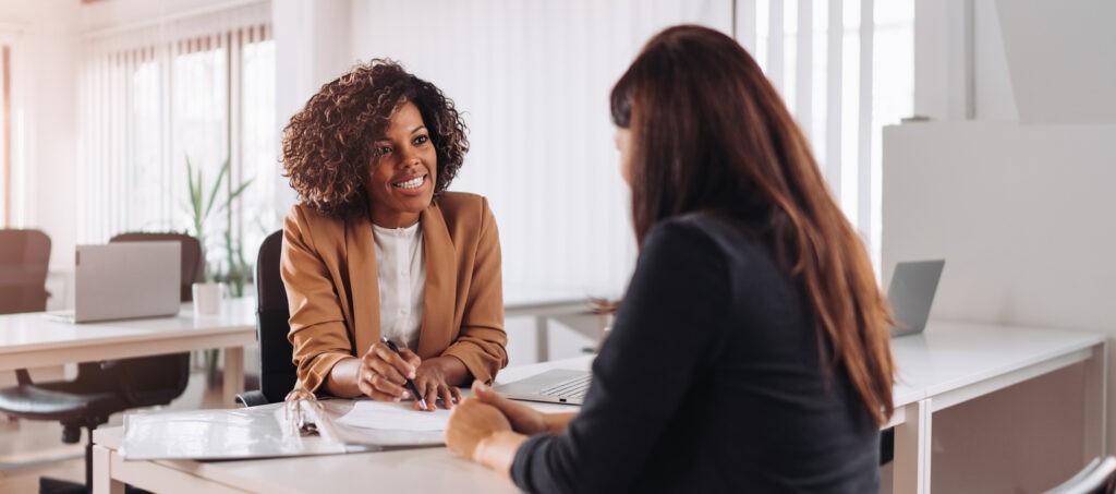 conseillere cliente sourire rendez vous