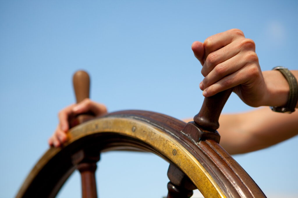 gouvernail bois mains