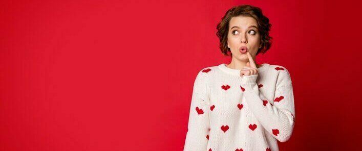 femme pull coeur doigt bouche