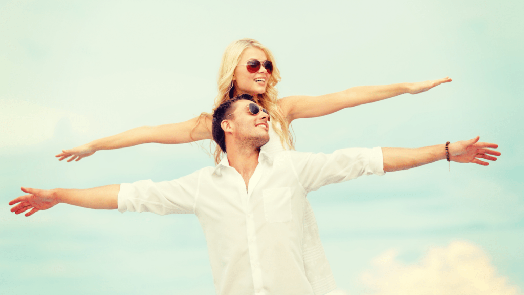 Femme derrière un homme avec bras étendus