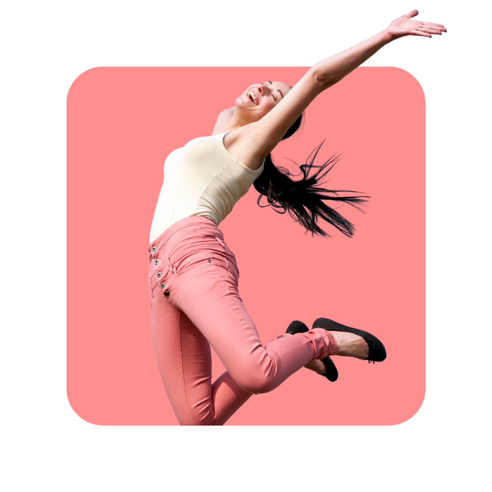 Femme débardeur blanc jean rose sur fond rose en train de sauter les bras en l'air - digitalisation de vos formations