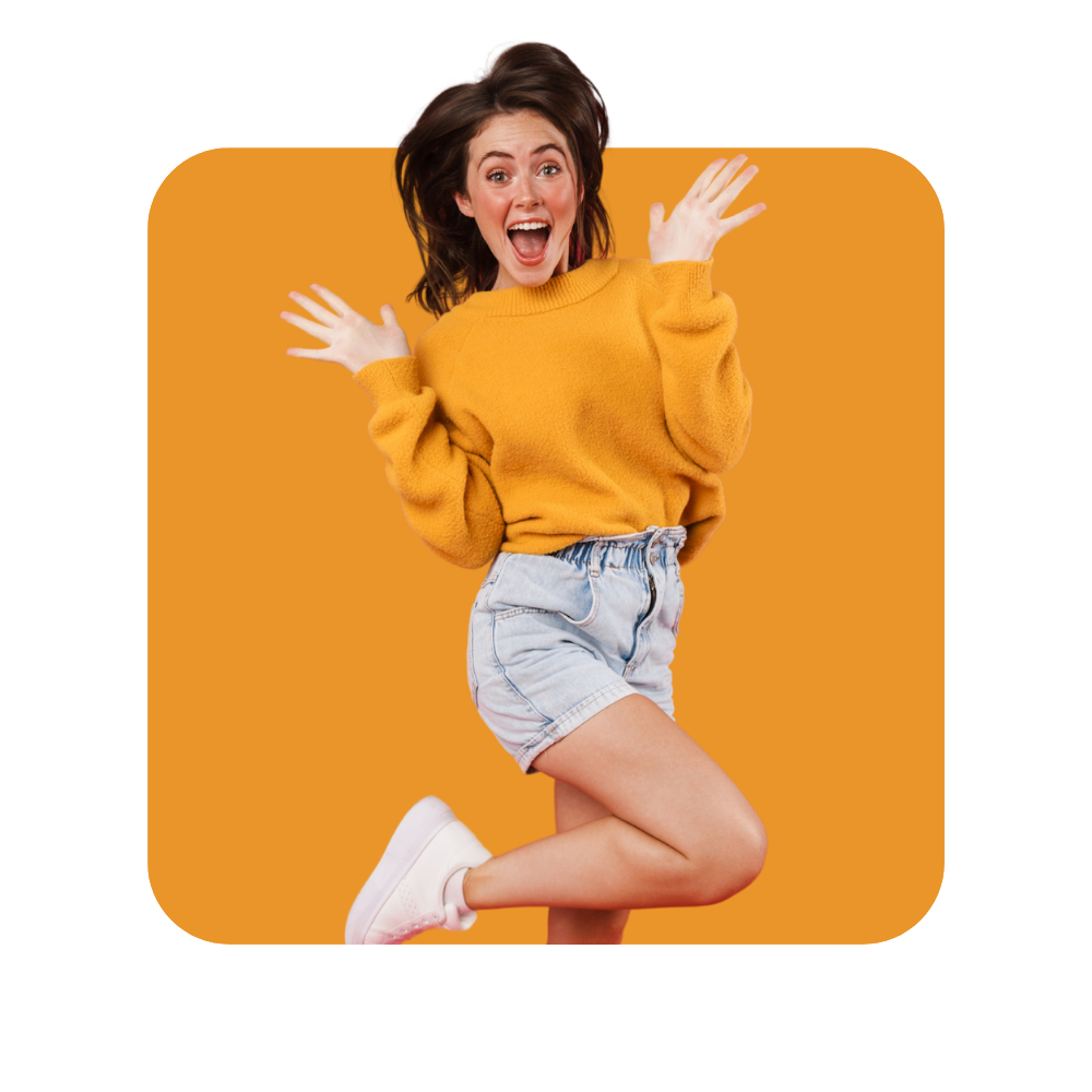 Femme avec pull jaune short en jean en train de sauter sur un fond jaune