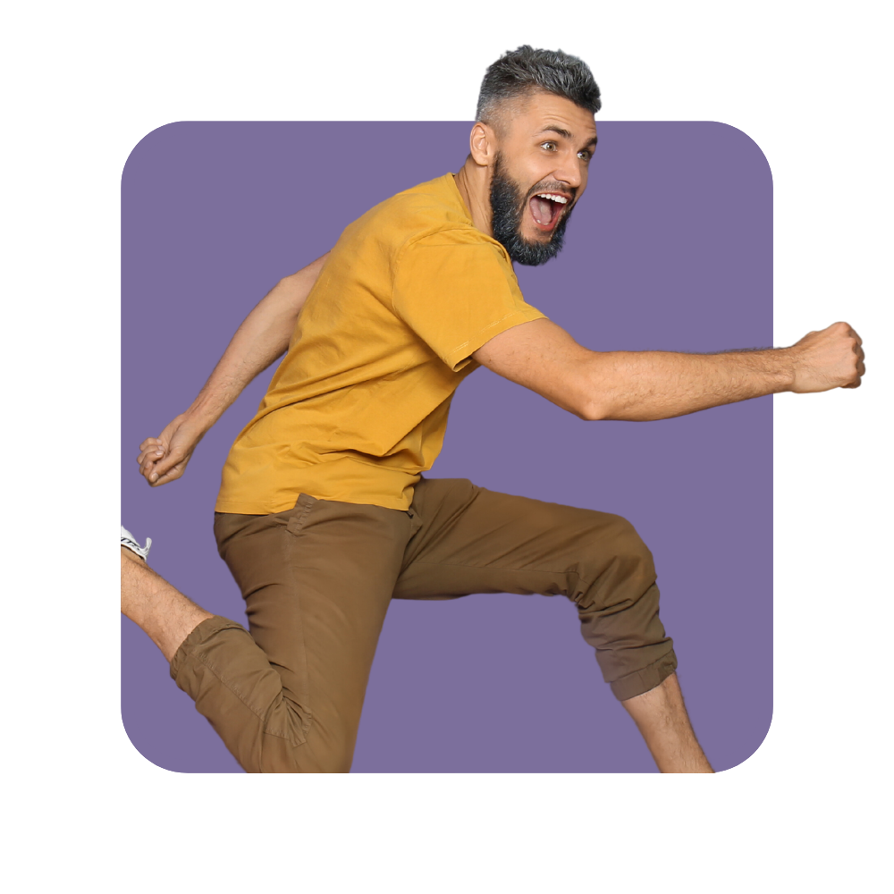 Homme tee-shirt jaune pantalon kaki qui saute en souriant sur fond violet - digitalisation de vos formations