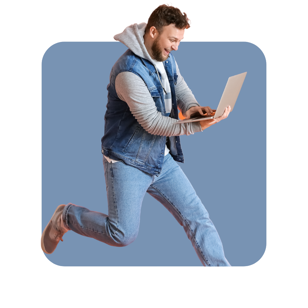 Homme en jean ordinateur à la mainet veste en jean sur fond bleu