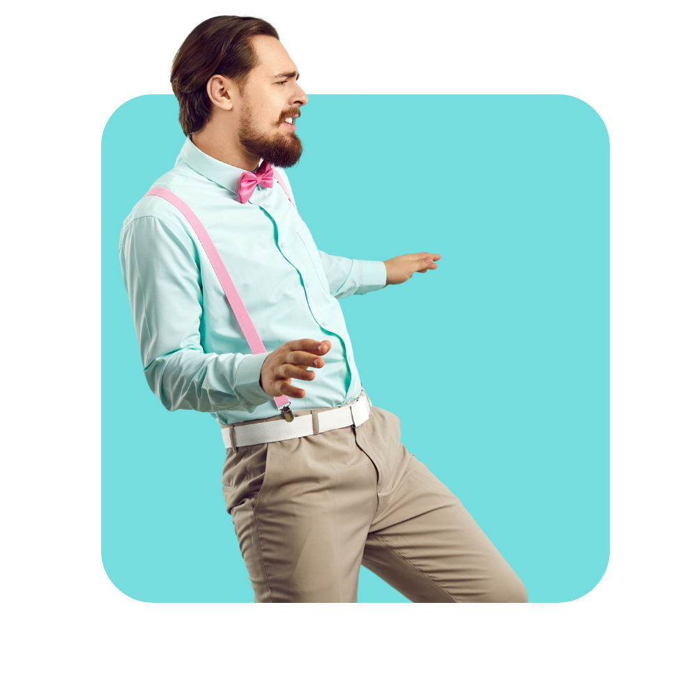 homme avec chemise bleu bretelles et pantalon marron sur fonc bleu turquoise