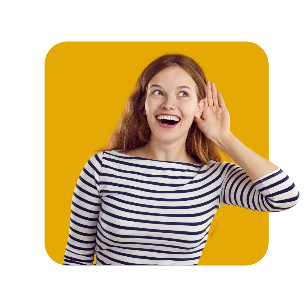 Femme avec marinière main sur l'oreille sur fond jaune moutarde - formation management collaboratif