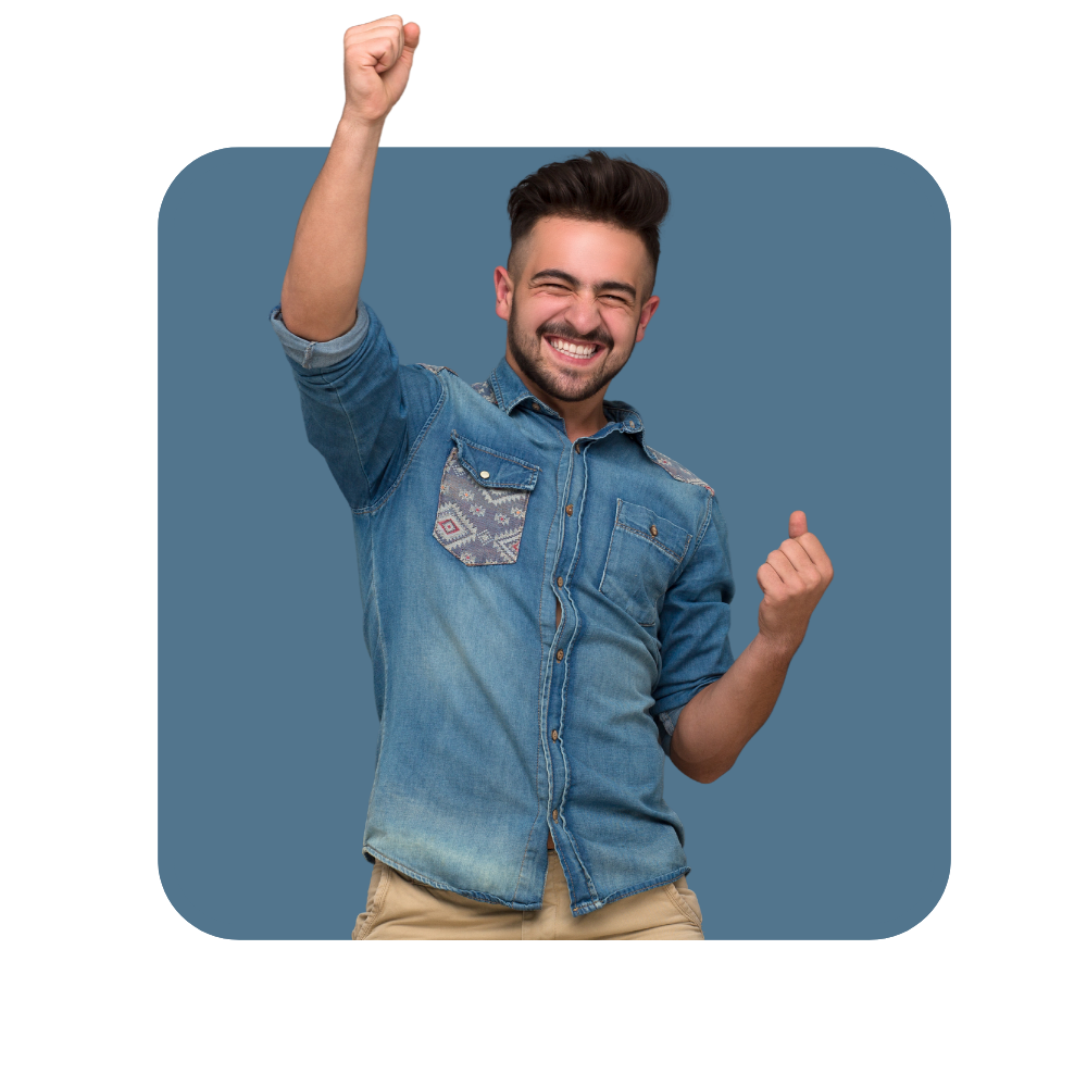 homme chemise en jean avec sourire qui lève les bras sur fond bleu