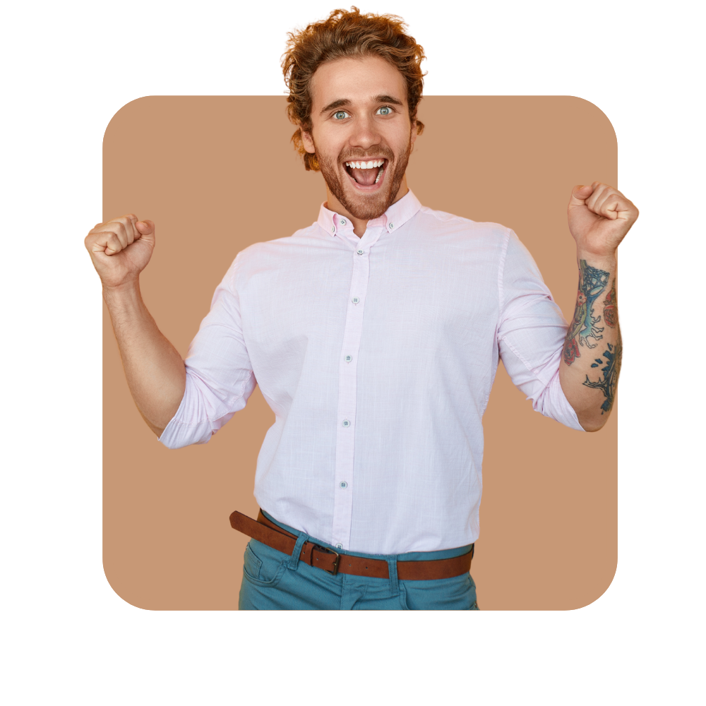 homme chemise blanche mains en l'air sur fond beige - formation au management collaboratif