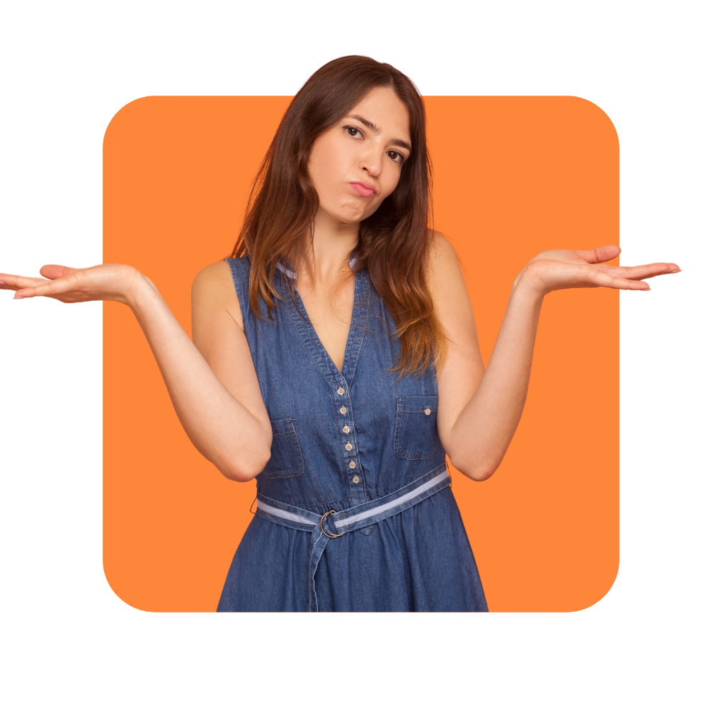 Femme avec robe en jean se questionnant avec mains sur le côté sur fond orange