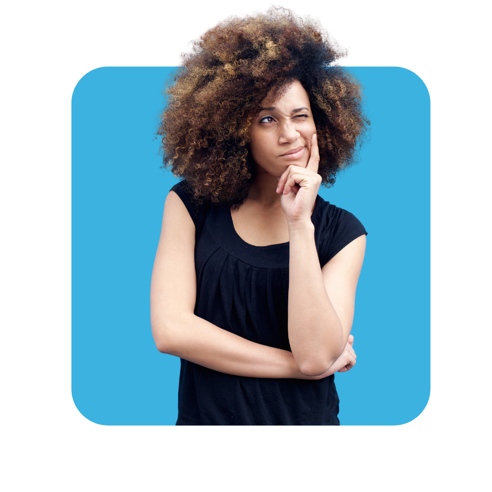 femme métisse tee shirt noir et cheveux frisés sur fond bleu - formation management collaboratif