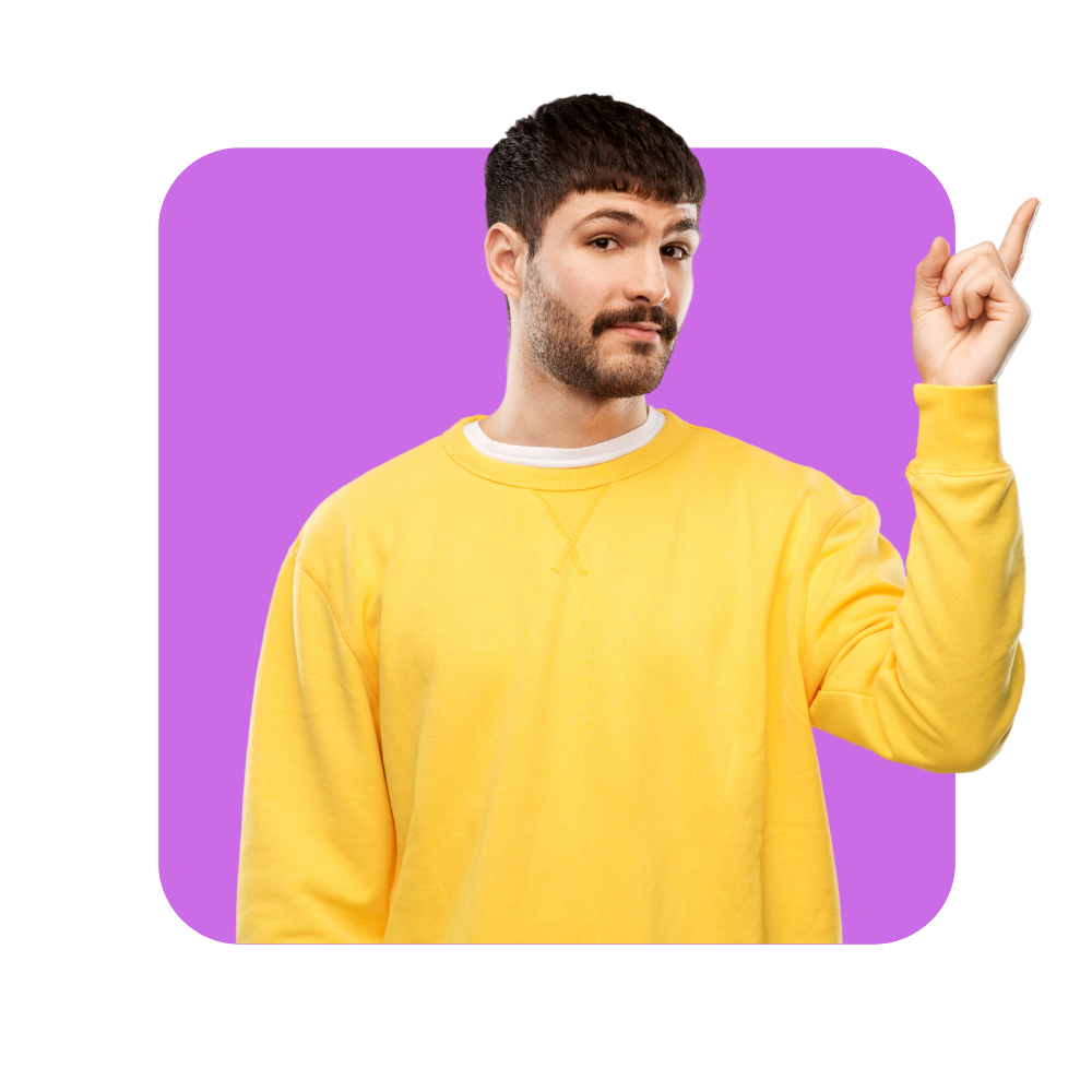 Homme brun en pull jaune moustache sur fond en violet - formation au management collaboratif