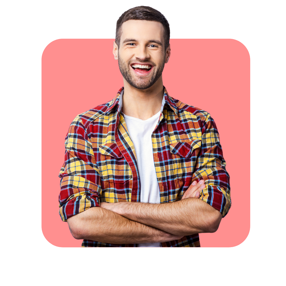 homme en chemise a carreaux sur fond rose qui sourit - formation au management collaboratif