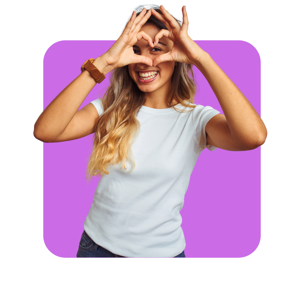 Femme blone avec tee-shirt blanc faisant un coeur avec ses mains sur fond violet