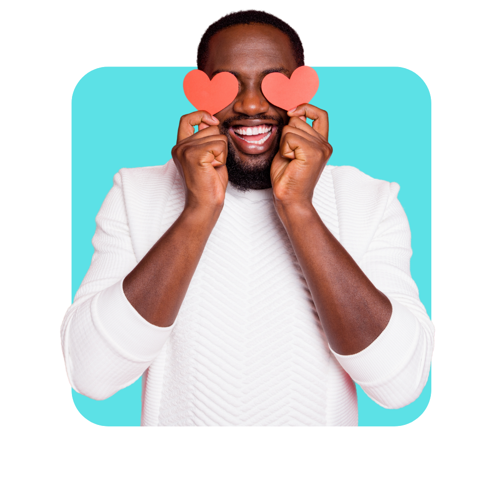 Homme noir avec tee shirt blanc et deux coeurs sur les yeux sur fond bleu turquoise -formation culture d'entreprise