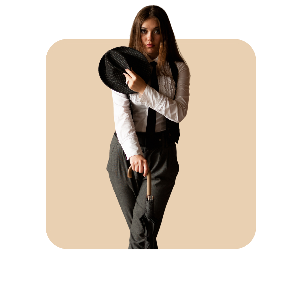 Femme avec cravate et appuyée sur parapluie posé au sol sur fond écru