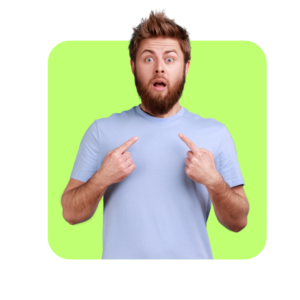 Homme en tee shirt surpris, se pointant du doigt sur fond vert pomme