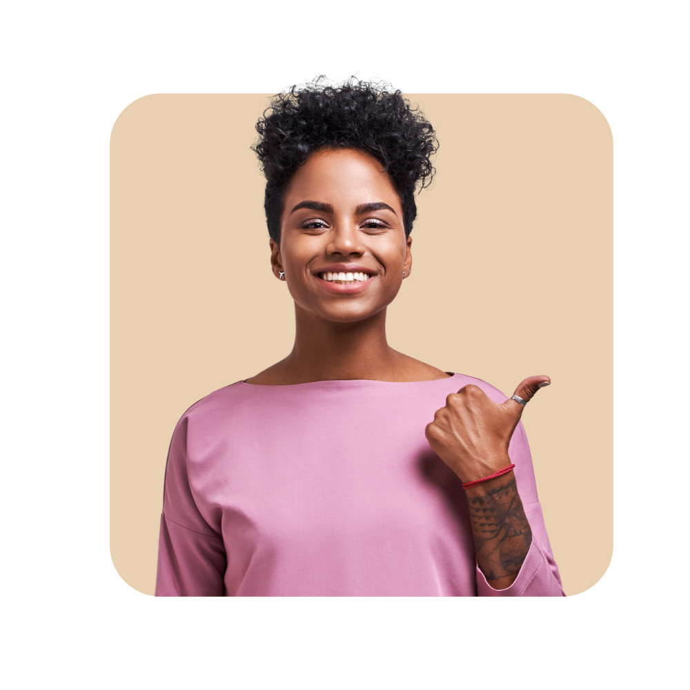 Femme afro sourit et signe de pouce. Habillée en T-shirt violet sur fond beige.