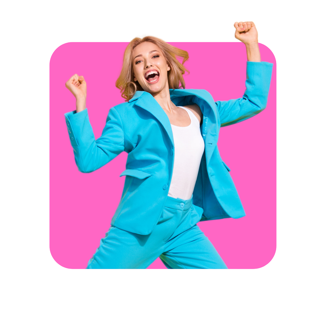 Femme blonde qui saute et qui a l'air contente. Habillée en Blazer bleu sur fond rose bonbon.Gestion des émotions.